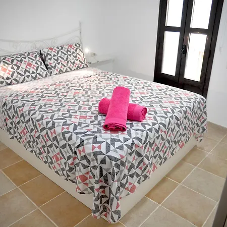 Casa Con Encanto En El Centro De Peralada: 6 Personas, Wifi, Smart Tv, A/c - Es-228-172 Appartement