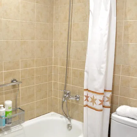 Casa Con Encanto En El Centro De Peralada: 6 Personas, Wifi, Smart Tv, A/c - Es-228-172 Appartement