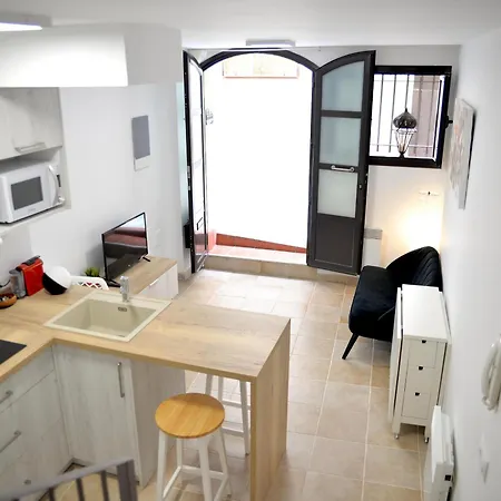 Casa Con Encanto En El Centro De Peralada: 6 Personas, Wifi, Smart Tv, A/c - Es-228-172 Apartment *