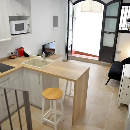 Casa Con Encanto En El Centro De Peralada: 6 Personas, Wifi, Smart Tv, A/c - Es-228-172