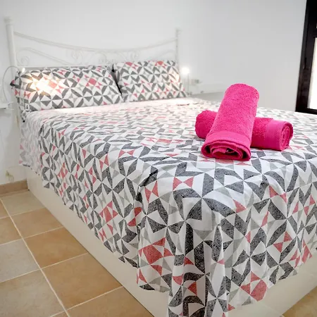 Casa Con Encanto En El Centro De Peralada: 6 Personas, Wifi, Smart Tv, A/c - Es-228-172 * פרלאדה