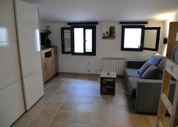 Casa Con Encanto En El Centro De Peralada: 6 Personas, Wifi, Smart Tv, A/c - Es-228-172 Peralada