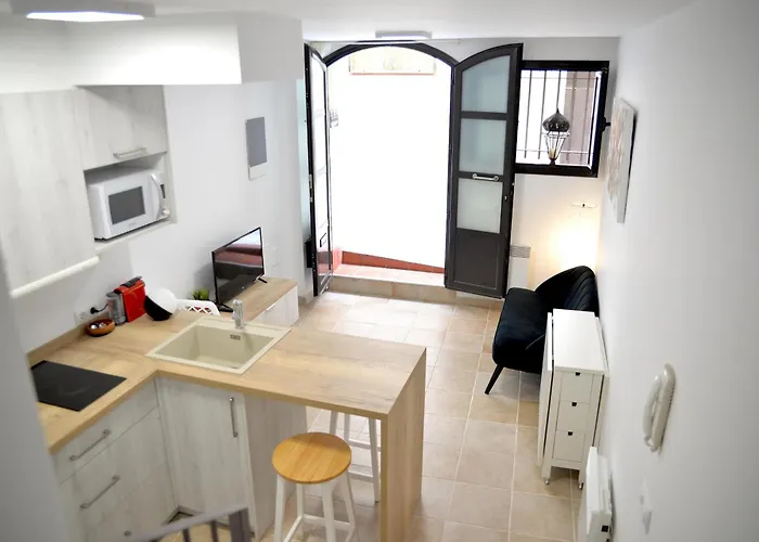 Casa Con Encanto En El Centro De Peralada: 6 Personas, Wifi, Smart Tv, A/c - Es-228-172 Appartamento *